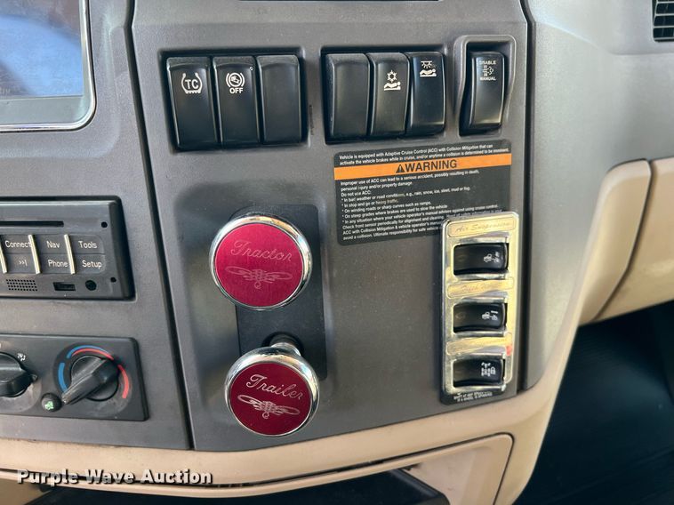 image for item HF9995 2015 Peterbilt 587 semi truck