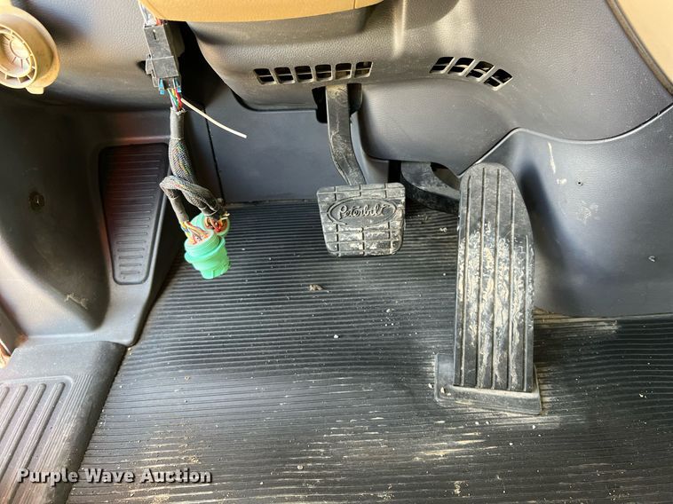 image for item HF9995 2015 Peterbilt 587 semi truck