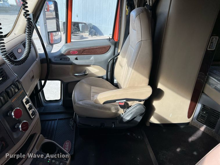 image for item HF9995 2015 Peterbilt 587 semi truck