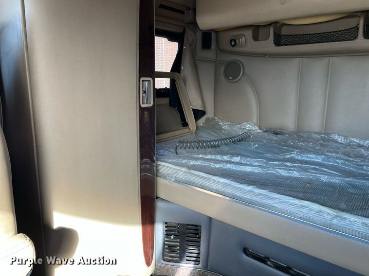 image for item HF9995 2015 Peterbilt 587 semi truck