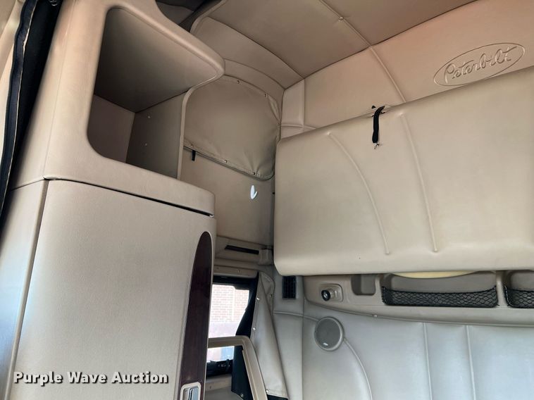 image for item HF9995 2015 Peterbilt 587 semi truck