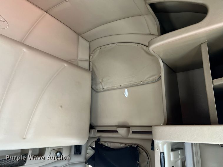 image for item HF9995 2015 Peterbilt 587 semi truck