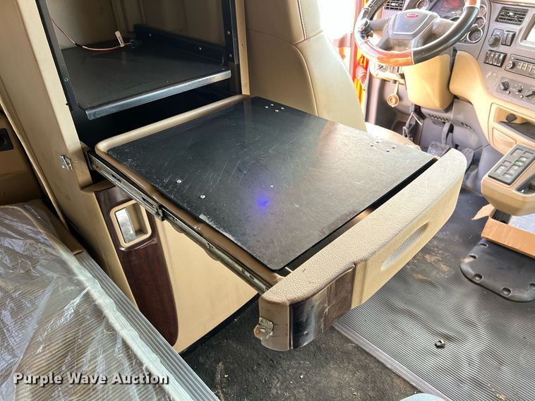 image for item HF9995 2015 Peterbilt 587 semi truck