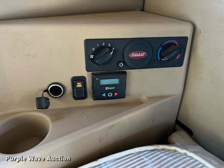 image for item HF9995 2015 Peterbilt 587 semi truck