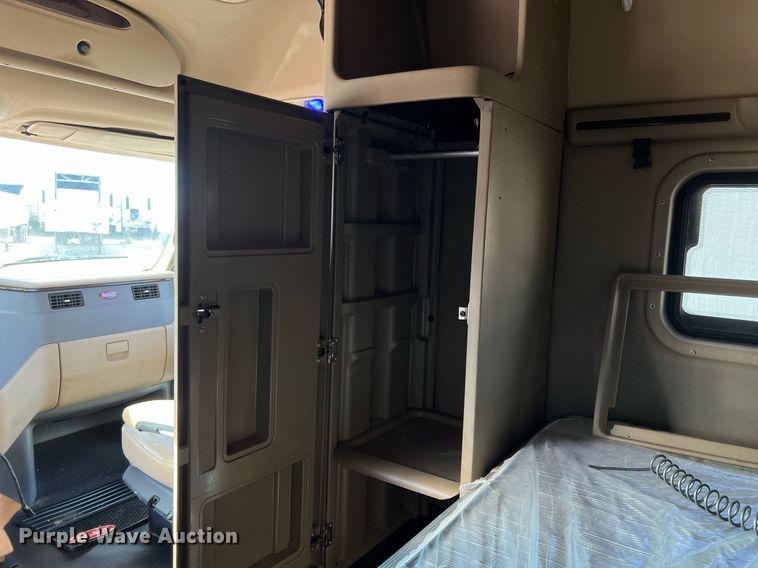 image for item HF9995 2015 Peterbilt 587 semi truck