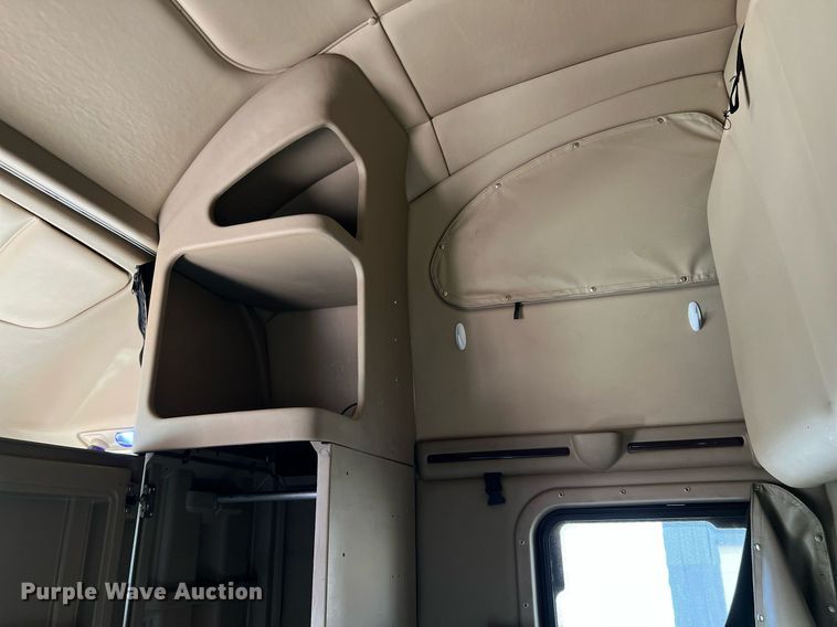 image for item HF9995 2015 Peterbilt 587 semi truck