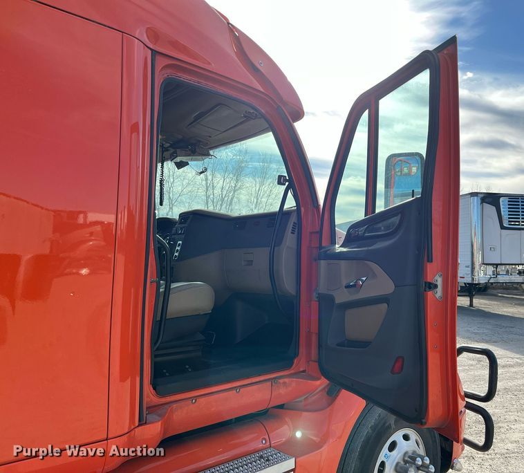 image for item HF9995 2015 Peterbilt 587 semi truck