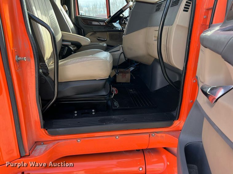 image for item HF9995 2015 Peterbilt 587 semi truck