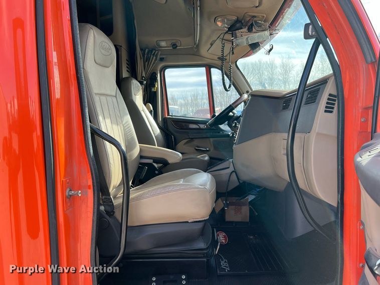 image for item HF9995 2015 Peterbilt 587 semi truck
