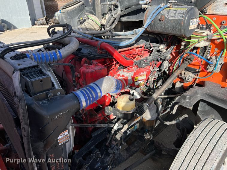 image for item HF9995 2015 Peterbilt 587 semi truck