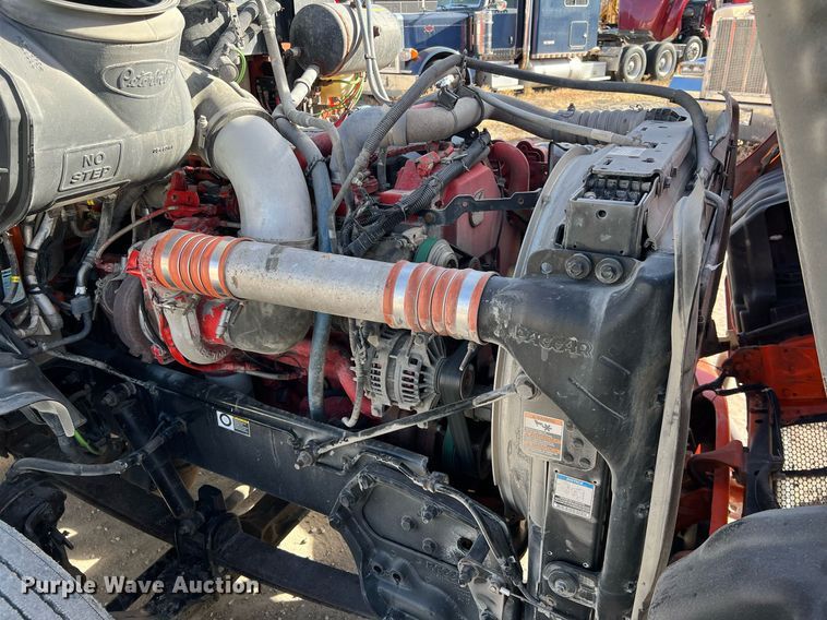 image for item HF9995 2015 Peterbilt 587 semi truck