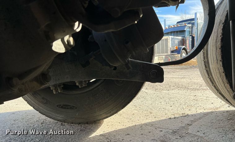 image for item HF9995 2015 Peterbilt 587 semi truck