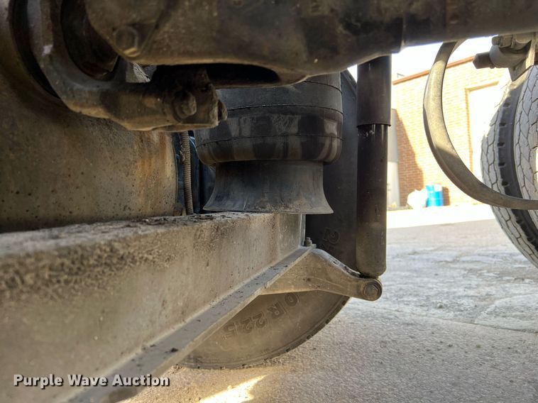 image for item HF9995 2015 Peterbilt 587 semi truck