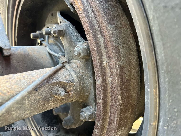 image for item HF9995 2015 Peterbilt 587 semi truck