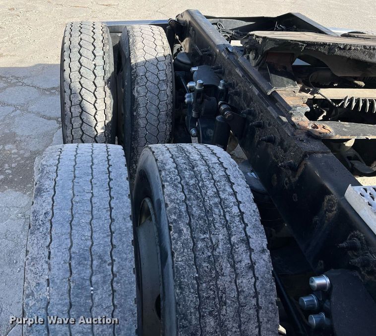 image for item HF9995 2015 Peterbilt 587 semi truck