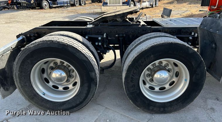 image for item HF9995 2015 Peterbilt 587 semi truck