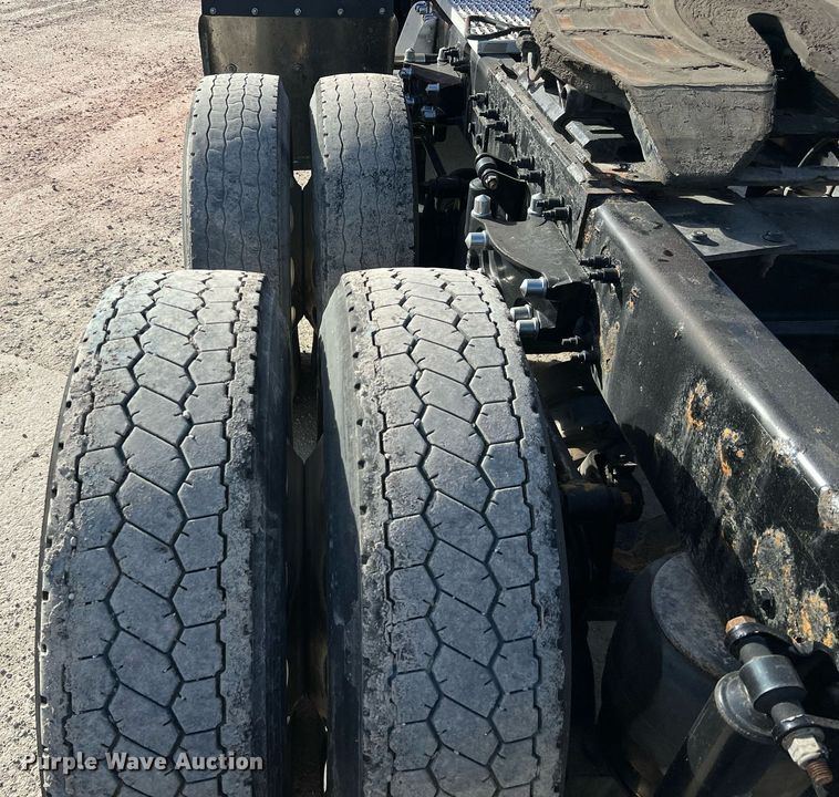 image for item HF9995 2015 Peterbilt 587 semi truck