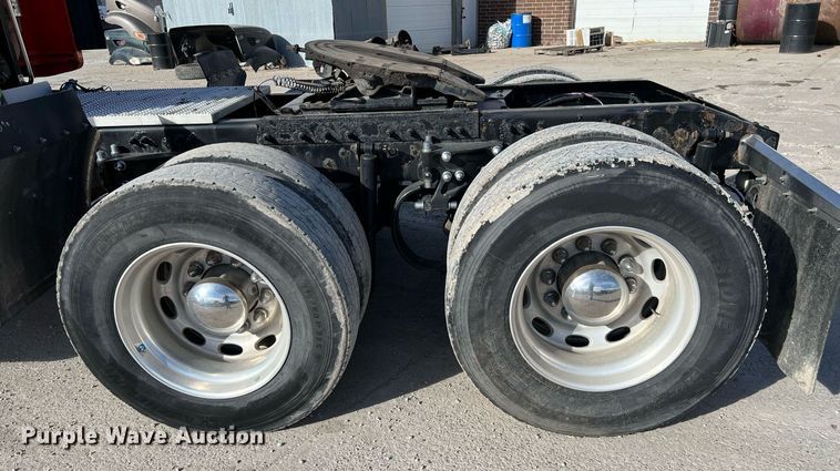 image for item HF9995 2015 Peterbilt 587 semi truck