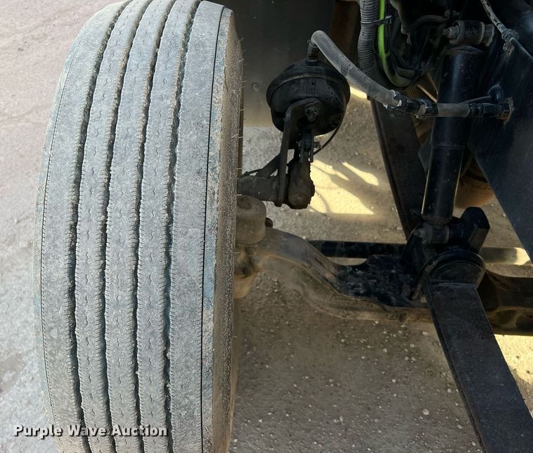 image for item HF9995 2015 Peterbilt 587 semi truck