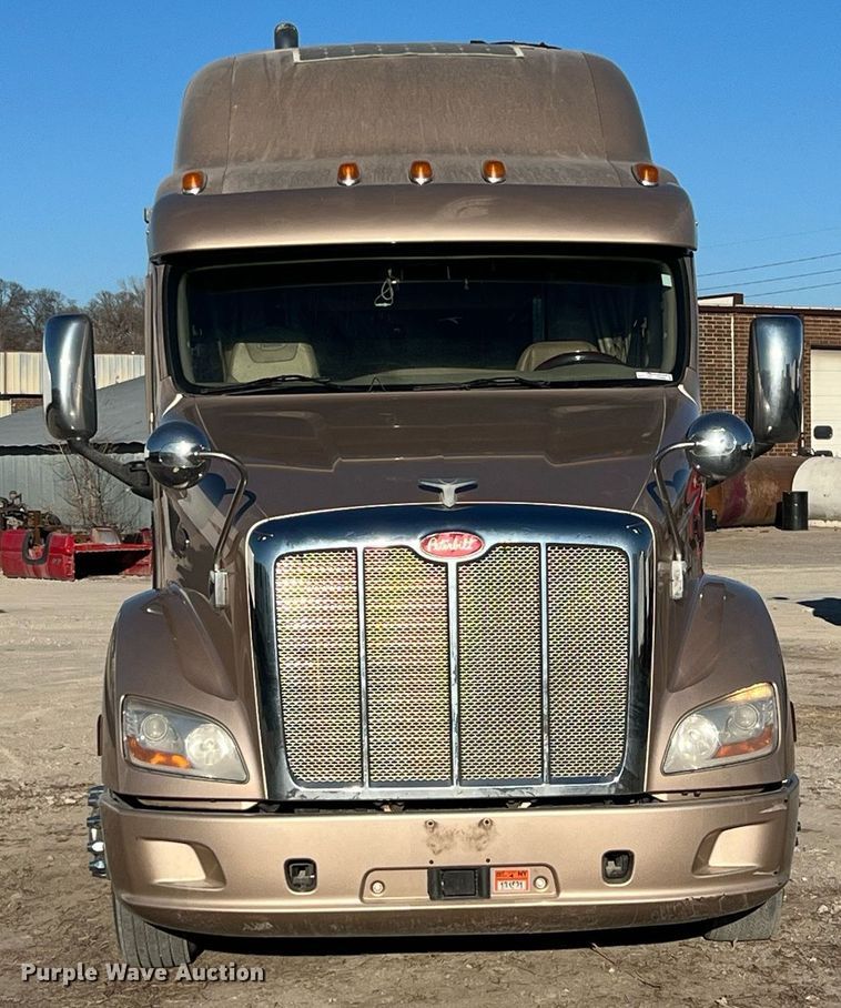 image for item HF9996 2016 Peterbilt  587 semi truck