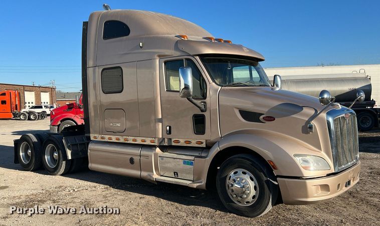 image for item HF9996 2016 Peterbilt  587 semi truck