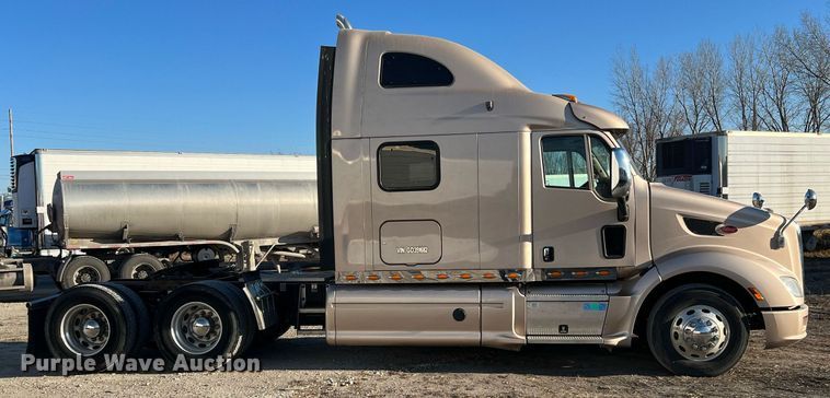 image for item HF9996 2016 Peterbilt  587 semi truck