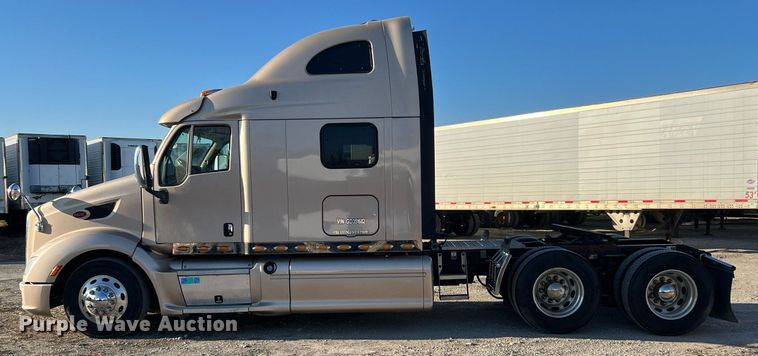 image for item HF9996 2016 Peterbilt  587 semi truck