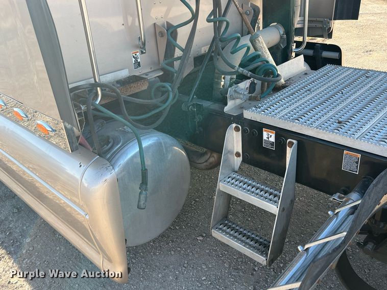 image for item HF9996 2016 Peterbilt  587 semi truck