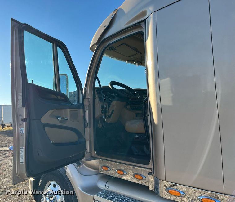 image for item HF9996 2016 Peterbilt  587 semi truck