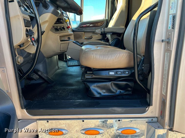 image for item HF9996 2016 Peterbilt  587 semi truck