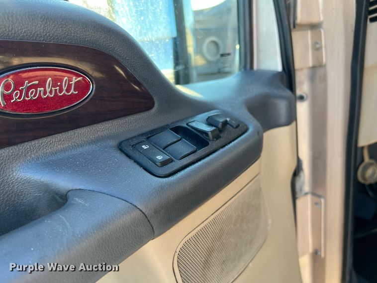 image for item HF9996 2016 Peterbilt  587 semi truck