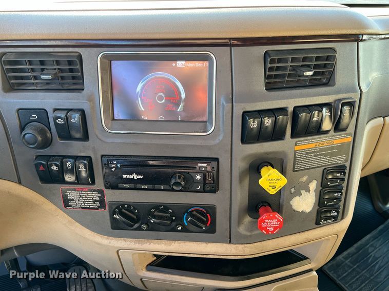 image for item HF9996 2016 Peterbilt  587 semi truck