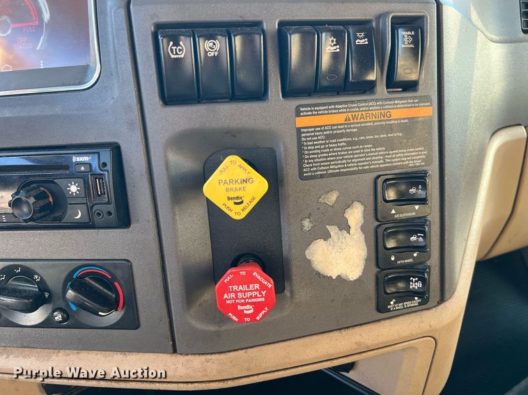 image for item HF9996 2016 Peterbilt  587 semi truck