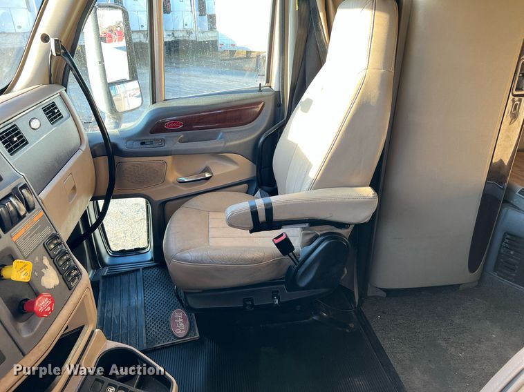 image for item HF9996 2016 Peterbilt  587 semi truck