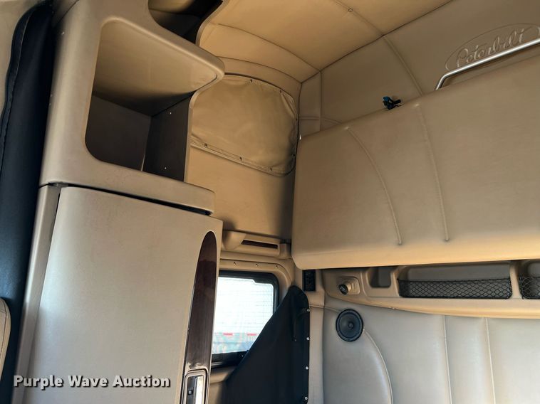 image for item HF9996 2016 Peterbilt  587 semi truck