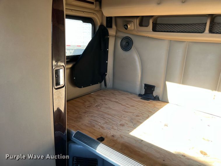 image for item HF9996 2016 Peterbilt  587 semi truck