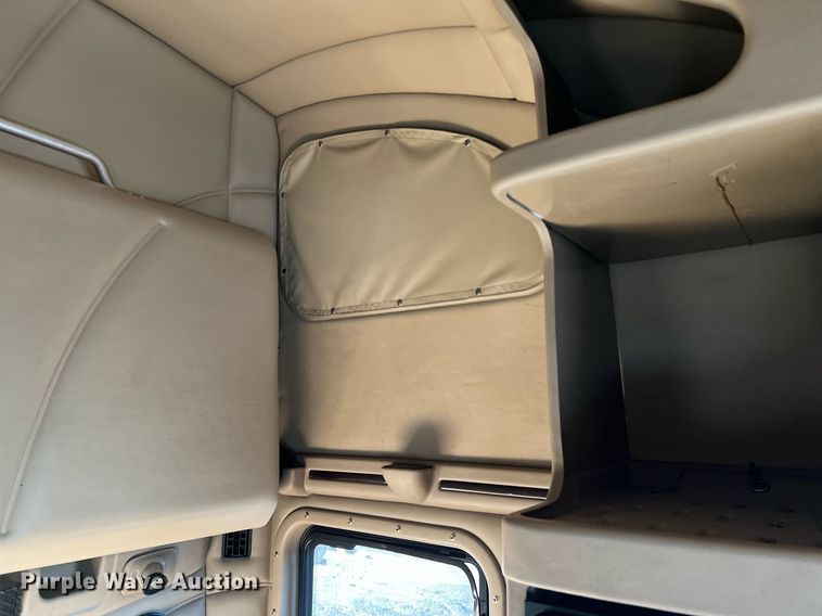 image for item HF9996 2016 Peterbilt  587 semi truck