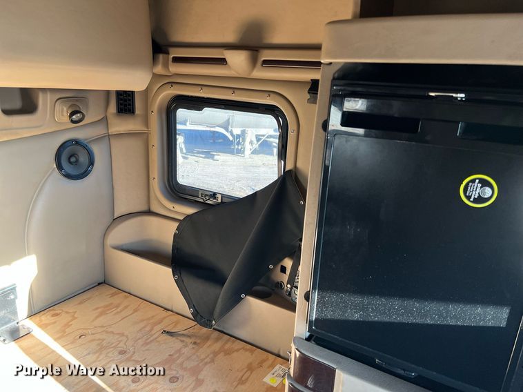 image for item HF9996 2016 Peterbilt  587 semi truck