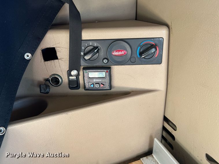 image for item HF9996 2016 Peterbilt  587 semi truck