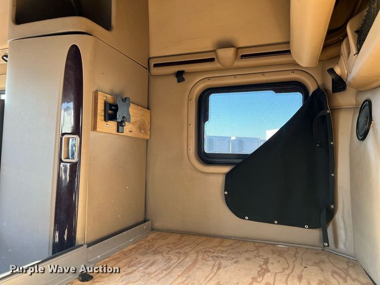 image for item HF9996 2016 Peterbilt  587 semi truck