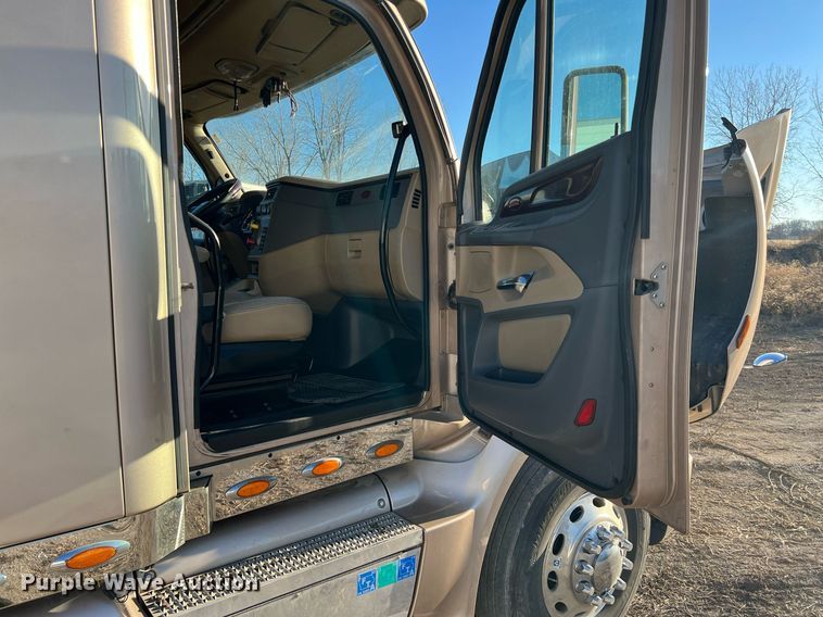 image for item HF9996 2016 Peterbilt  587 semi truck