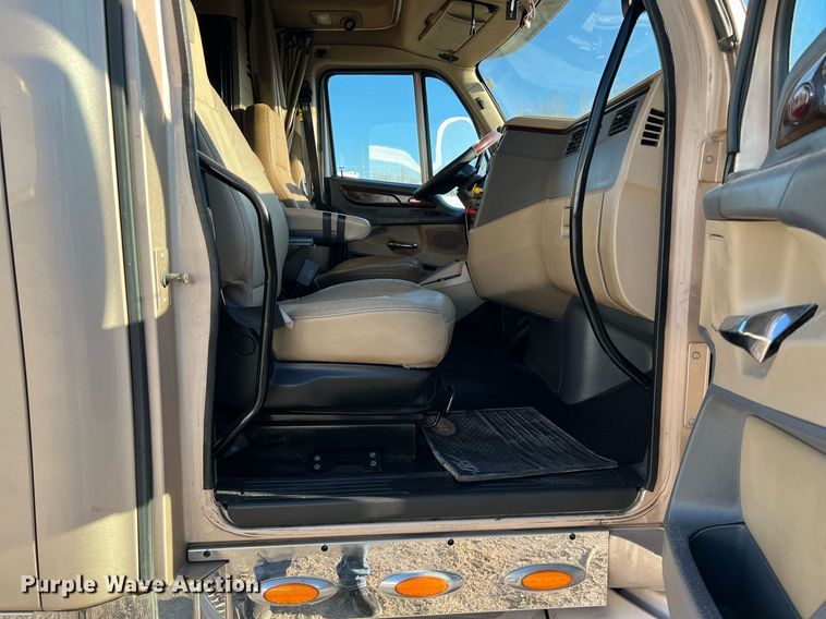 image for item HF9996 2016 Peterbilt  587 semi truck