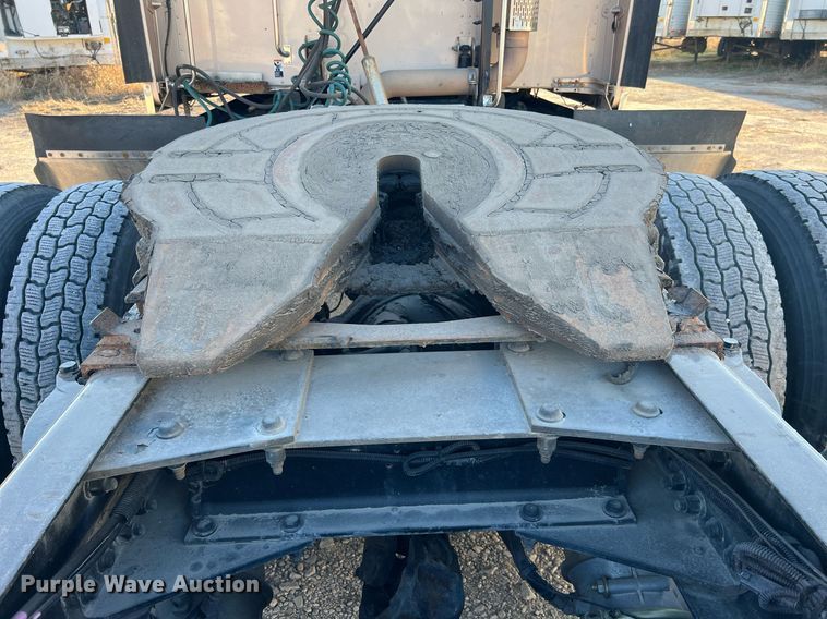 image for item HF9996 2016 Peterbilt  587 semi truck