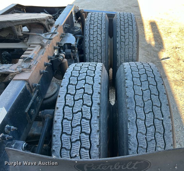 image for item HF9996 2016 Peterbilt  587 semi truck