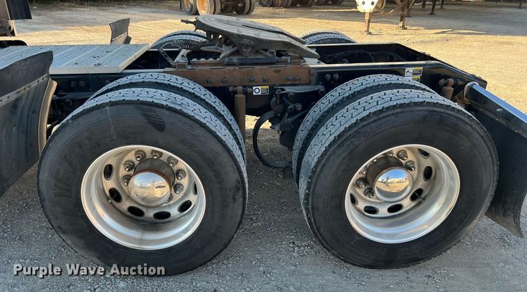 image for item HF9996 2016 Peterbilt  587 semi truck