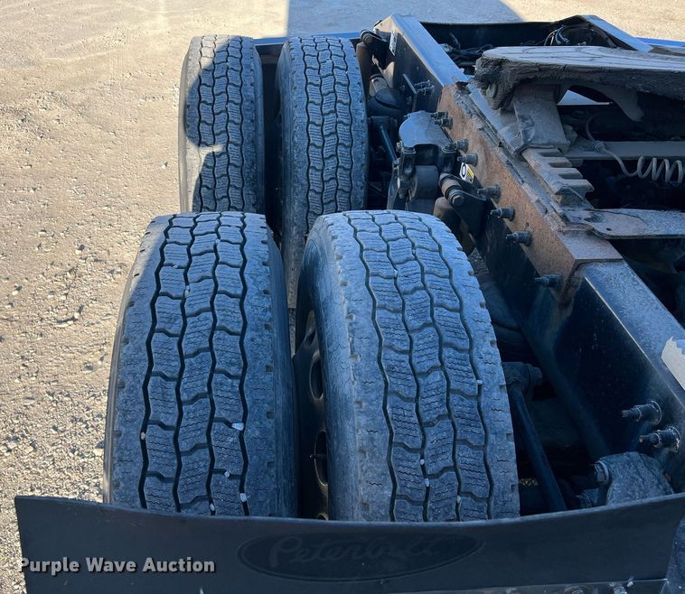 image for item HF9996 2016 Peterbilt  587 semi truck