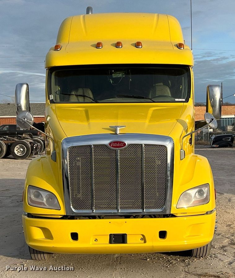 image for item HF9999 2015 Peterbilt  587 semi truck