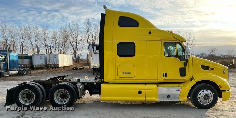 image for item HF9999 2015 Peterbilt  587 semi truck