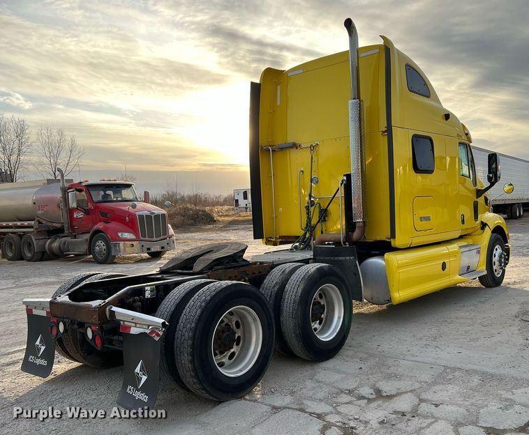 image for item HF9999 2015 Peterbilt  587 semi truck