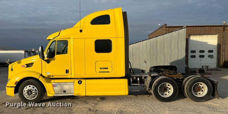 image for item HF9999 2015 Peterbilt  587 semi truck